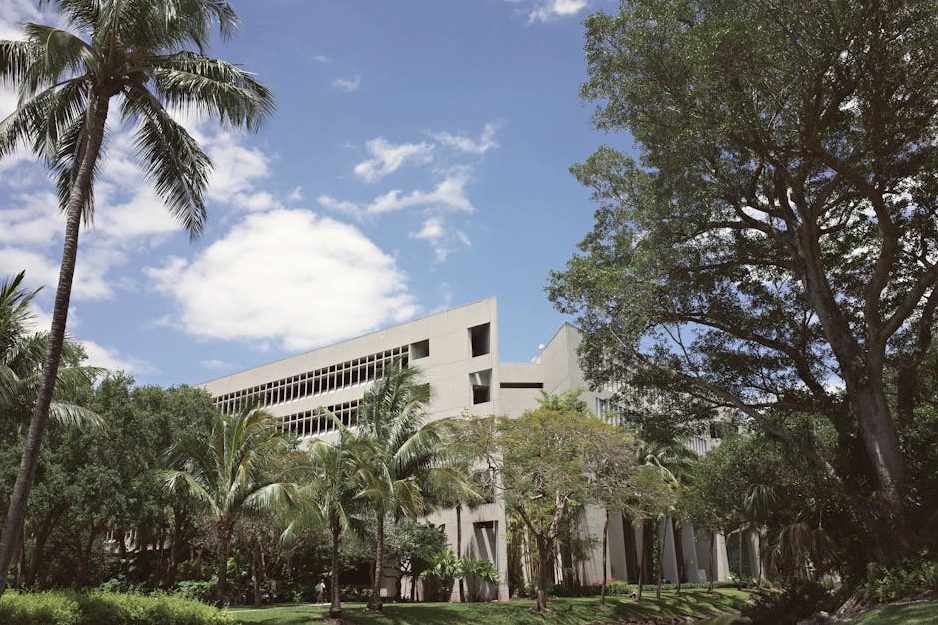 Nowoczesny budynek Akademii Marketingu Strategicznego w słoneczny dzień.